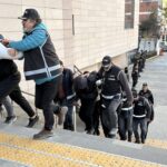 Eskişehir'de düzenlenen operasyonda 20 şüpheli silahlı suç örgütü ile bağlantılı gözaltına alındı. 4 eskisehirde suc orgutu operasyonu 20 gozalti 1b1caa557b7a