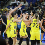 Fenerbahçe Opet, Valencia Basket'i Farkla Geçerek EuroLeague'de Liderliği Garantiledi 3 fenerbahce opet 5te 5 yapti ve grup liderligini garantiledi c55472d03495