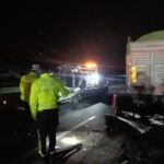 Gaziantep'te Otomobilin Kamyona Çarpması Sonucu Üç Aile Üyesinin Hayatını Kaybetmesi 2 gaziantepte otomobil kamyona carpti 3 olu 35af8afcac95