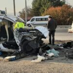 Kahramankazan'da meydana gelen trafik kazasında bir bebek de dahil olmak üzere 3 kişi hayatını kaybetti. 4 hafif ticari arac park halindeki tankere carpti 1i bebek 3 kisinin oldugu kaza ani kamerada f4dddea2a0d2