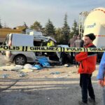 Kahramankazan'da meydana gelen trafik kazasında bir bebek de dahil olmak üzere 3 kişi hayatını kaybetti. 1 hafif ticari arac park halindeki tankere carpti 1i bebek 3 kisinin oldugu kaza ani kamerada f6ce9bea135e