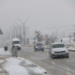 hakkaride kar ve tipiye yakalanan 2 minibusteki 20 kisi kurtarildi videolar eklendi aa7b50413975