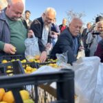 hatayda ureticiler alici cikmayan tonlarca mandalinayi ucretsiz dagitti 0787461a7312