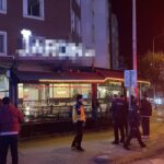 Alkolün Etkisiyle Pencereden Düşen Genç Hastaneye Kaldırıldı 7 ikinci katin penceresinden kafenin tentesine dusup yaralandi 81ddf78692b2