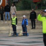 is makinesi operatoru cekici ustunde cayci elinde tepsiyle atayi andi 46b5c75f2306