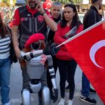 Bursa'daki Güzellik Merkezinde Robot Müşteri Hizmetlerine Başladı 3 isci robot marcelx yogun ilgi goruyor d62aa159fd6e