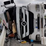 Arnavutköy'de TIR Devrildi, Şoför Ağır Yaralandı 4 istanbul arnavutkoyde viraji alamayan tir devrildi sofor agir yaralandi havadan goruntuler 5d8d87c693df