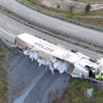 Arnavutköy'de TIR Devrildi, Şoför Ağır Yaralandı 2 istanbul arnavutkoyde viraji alamayan tir devrildi sofor agir yaralandi havadan goruntuler fa7321d9603c