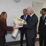 Hastane Sınıfı'nın açılışı İstanbul Valisi Davut Gül'ün katılımıyla gerçekleştirildi. 5 istanbul basaksehir cam ve sakura sehir hastanesinde hastane sinifi acildi e6fa04f2d5a3