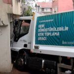 Beyoğlu'nda kaygan yolda çöp kamyonu kaza yaptı, 3 yaralı var! 1 istanbul beyoglunda cop kamyonu park halindeki 5 araca ve bir evin duvarina carpti 3 yarali 3660e90d4a5f