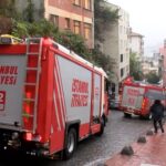 Beyoğlu'nda kaygan yolda çöp kamyonu kaza yaptı, 3 yaralı var! 7 istanbul beyoglunda cop kamyonu park halindeki 5 araca ve bir evin duvarina carpti 3 yarali 40d3663e6fab