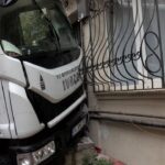 Beyoğlu'nda kaygan yolda çöp kamyonu kaza yaptı, 3 yaralı var! 3 istanbul beyoglunda cop kamyonu park halindeki 5 araca ve bir evin duvarina carpti 3 yarali 508601f9e3dc