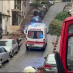 Beyoğlu'nda kaygan yolda çöp kamyonu kaza yaptı, 3 yaralı var! 8 istanbul beyoglunda cop kamyonu park halindeki 5 araca ve bir evin duvarina carpti 3 yarali 84e9395ce998