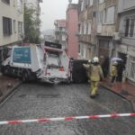 Beyoğlu'nda kaygan yolda çöp kamyonu kaza yaptı, 3 yaralı var! 6 istanbul beyoglunda cop kamyonu park halindeki 5 araca ve bir evin duvarina carpti 3 yarali 894c5b8d1e46