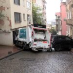 Beyoğlu'nda kaygan yolda çöp kamyonu kaza yaptı, 3 yaralı var! 9 istanbul beyoglunda cop kamyonu park halindeki 5 araca ve bir evin duvarina carpti 3 yarali c5d83e87d1a4