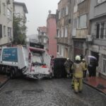 Beyoğlu'nda kaygan yolda çöp kamyonu kaza yaptı, 3 yaralı var! 5 istanbul beyoglunda cop kamyonu park halindeki 5 araca ve bir evin duvarina carpti 3 yarali fbb5b91b18fb