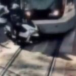 Tramvayın Motosiklete Çarptığı Kaza Anı Güvenlik Kamerasında Görüntülendi 2 istanbul beyoglunda tramvayin motosiklete carpma ani kamerada ed5055ed078c