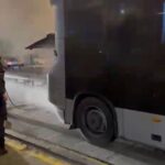 Edirnekapı Metrobüs Durağı'nda Motor Arızasından Kaynaklanan Yangın Kontrol Altına Alındı 3 istanbul edirnekapida metrobusun motor kisminda cikan yangin sonduruldu 6de10b561e4f