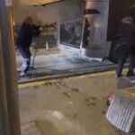 Edirnekapı Metrobüs Durağı'nda Motor Arızasından Kaynaklanan Yangın Kontrol Altına Alındı 2 istanbul edirnekapida metrobusun motor kisminda cikan yangin sonduruldu eb558b19b15f