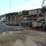 Kuzey Marmara Otoyolu'nda hafriyat kamyonunun lastiği patladı, şoför hastaneye kaldırıldı 5 istanbul eyupsultanda devrilen hafriyat kamyonunun soforu yaralandi d408cff13417