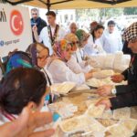 istanbul eyupsultanda osmancik pirinci ile yapilan pilav dagitildi almak isteyenler kuyruk olusturdu 6f0ccafa7362