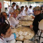 istanbul eyupsultanda osmancik pirinci ile yapilan pilav dagitildi almak isteyenler kuyruk olusturdu b93607bba8b3