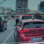 Kağıthane'de Yol Verme Tartışması: Sürücüler Birbirinden Şikayetçi Oldu 9 istanbul kagithanede trafikte tartistigi surucunun kapisini acmak istedi otomobil ilerleyince yere dustu 52955a6dbdfc