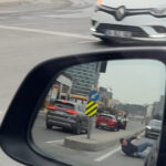 Kağıthane'de Yol Verme Tartışması: Sürücüler Birbirinden Şikayetçi Oldu 3 istanbul kagithanede trafikte tartistigi surucunun kapisini acmak istedi otomobil ilerleyince yere dustu b5b7ba3bccfc