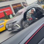 Kağıthane'de Yol Verme Tartışması: Sürücüler Birbirinden Şikayetçi Oldu 5 istanbul kagithanede trafikte tartistigi surucunun kapisini acmak istedi otomobil ilerleyince yere dustu d67c1cbca3fd