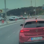Kağıthane'de Yol Verme Tartışması: Sürücüler Birbirinden Şikayetçi Oldu 7 istanbul kagithanede trafikte tartistigi surucunun kapisini acmak istedi otomobil ilerleyince yere dustu e0529c92781d