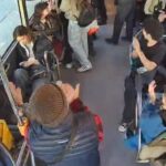 istanbul otobus soforu ogretmenler gununde yolcusu iki ogretmene cicek hediye etti 34111ae7eaa0