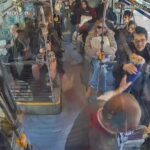 istanbul otobus soforu ogretmenler gununde yolcusu iki ogretmene cicek hediye etti 912c8207b0f2