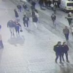 istanbul taksimde kaldirimda uyuyan kisinin cebinden telefonunu calan supheli tutuklandi 2506225bec91