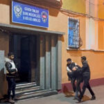 Taksim'de Cezayirli Turistin Çantasını Çalan Şüpheli Suçüstü Yakalandı 7 istanbul taksimde turiste kapkac kamerada 1e0c2bab29ef