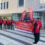 izmirde buyuksehir belediyesi iscilerinin oturma eylemi 2nci gununde 8ee1a0f6639a