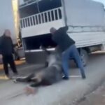 kamyonetin arkasina bagladigi ati dakikalarca surukledi o anlar kamerada 23bd4637848c