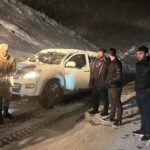 kar ve tipi nedeniyle mahsur kalan 7 arac ve icindeki 30 kisi kurtarildi 29d7f9d4cdd3