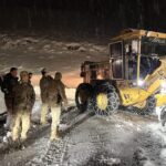 kar ve tipi nedeniyle mahsur kalan 7 arac ve icindeki 30 kisi kurtarildi 4d25006d21af