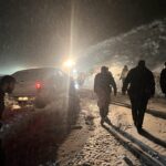 kar ve tipi nedeniyle mahsur kalan 7 arac ve icindeki 30 kisi kurtarildi cc0ca2b3eefe