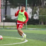 Karşıyaka, Ayvalıkgücü Deplasmanında Zorlu Maç Öncesi Suni Çim Üzerinde Antrenman Yaptı 2 karsiyakadan suni cim onlemi 80bafbcedd62