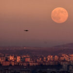 Kayseri'de Süper Ay Göz Kamaştırdı, Vatandaşlar Gökyüzünü İzledi 4 kasim dolunayi kapadokyanin giris kapisinda gorsel solen sundu f206e776e545