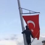 katlanan turk bayragini direge tirmanip duzeltti 7b58e0d91cc8