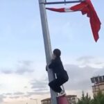 katlanan turk bayragini direge tirmanip duzeltti ba09be660107