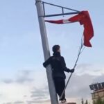 katlanan turk bayragini direge tirmanip duzeltti ee2436e4162c