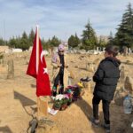 kazada olen ogretmen esinin ogretmenler gununu mezari basinda kutladi 1eb3474ea921