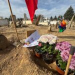 kazada olen ogretmen esinin ogretmenler gununu mezari basinda kutladi 536386ecb5fb