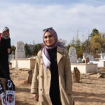 kazada olen ogretmen esinin ogretmenler gununu mezari basinda kutladi 87f23897bfb2