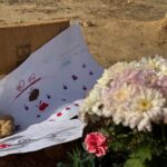 kazada olen ogretmen esinin ogretmenler gununu mezari basinda kutladi b204b7ee352f