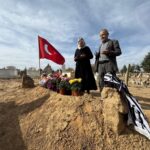 kazada olen ogretmen esinin ogretmenler gununu mezari basinda kutladi cb58b2326731