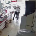 Eczacı Teknisyeni Arif Fidan, Darbe Olayından Sonra İşten Çıkarıldı 6 kendisini doven kisinin olay oncesi babasini tartakladigi ortaya cikan eczaci teknisyeni kovuldu 465c15c6c0b8